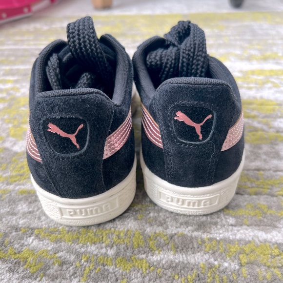 Puma Suede Heart Size 4 Black/Rose Gold - Picture 3 of 5